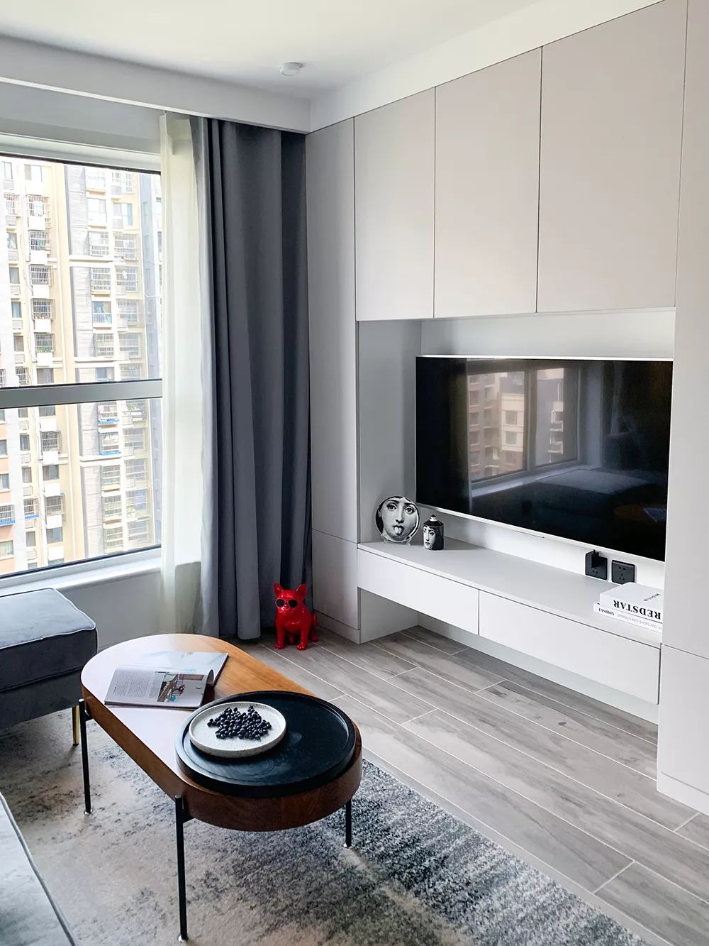 63平的簡(jiǎn)約風(fēng)小戶型，臥室里還擠出了衣帽間，媲美樣板間