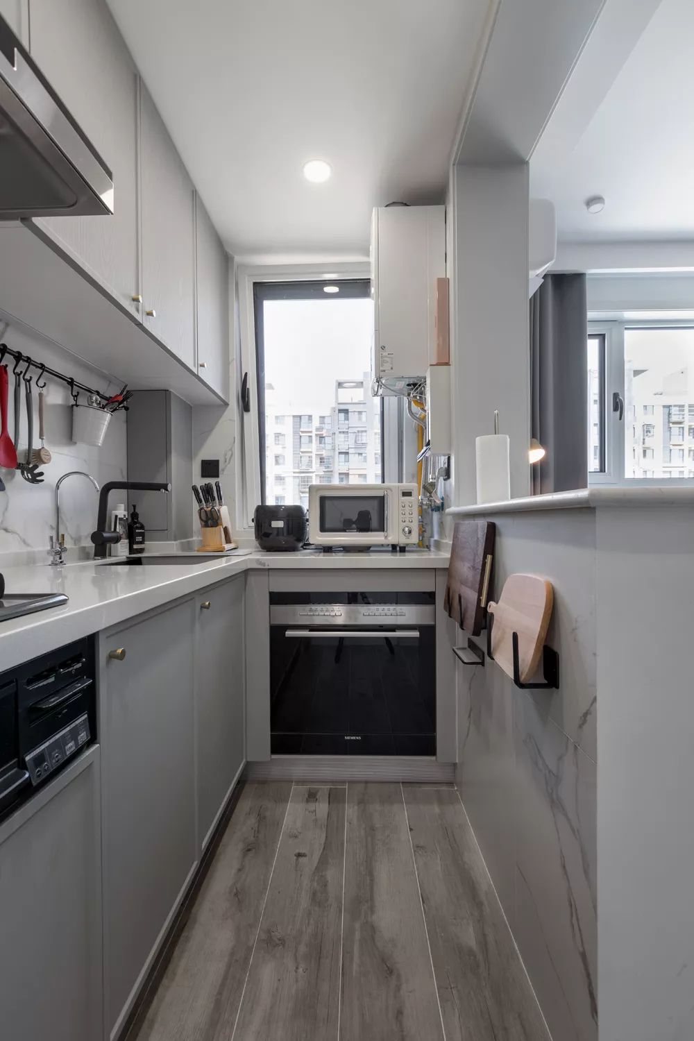 63平的簡(jiǎn)約風(fēng)小戶型，臥室里還擠出了衣帽間，媲美樣板間