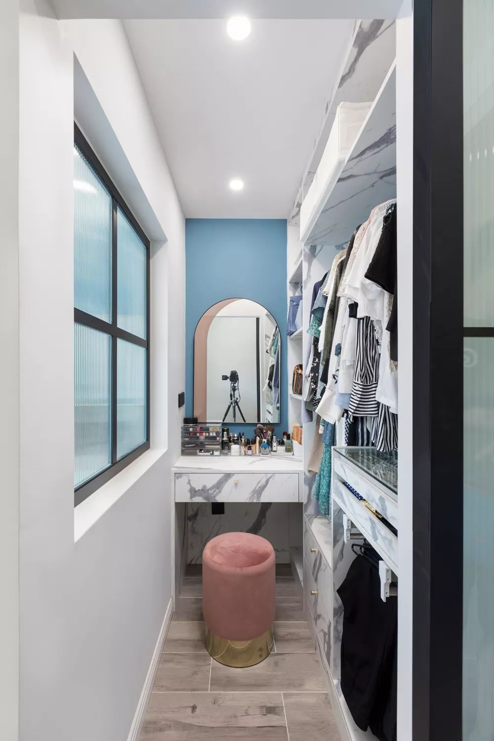 63平的簡(jiǎn)約風(fēng)小戶型，臥室里還擠出了衣帽間，媲美樣板間