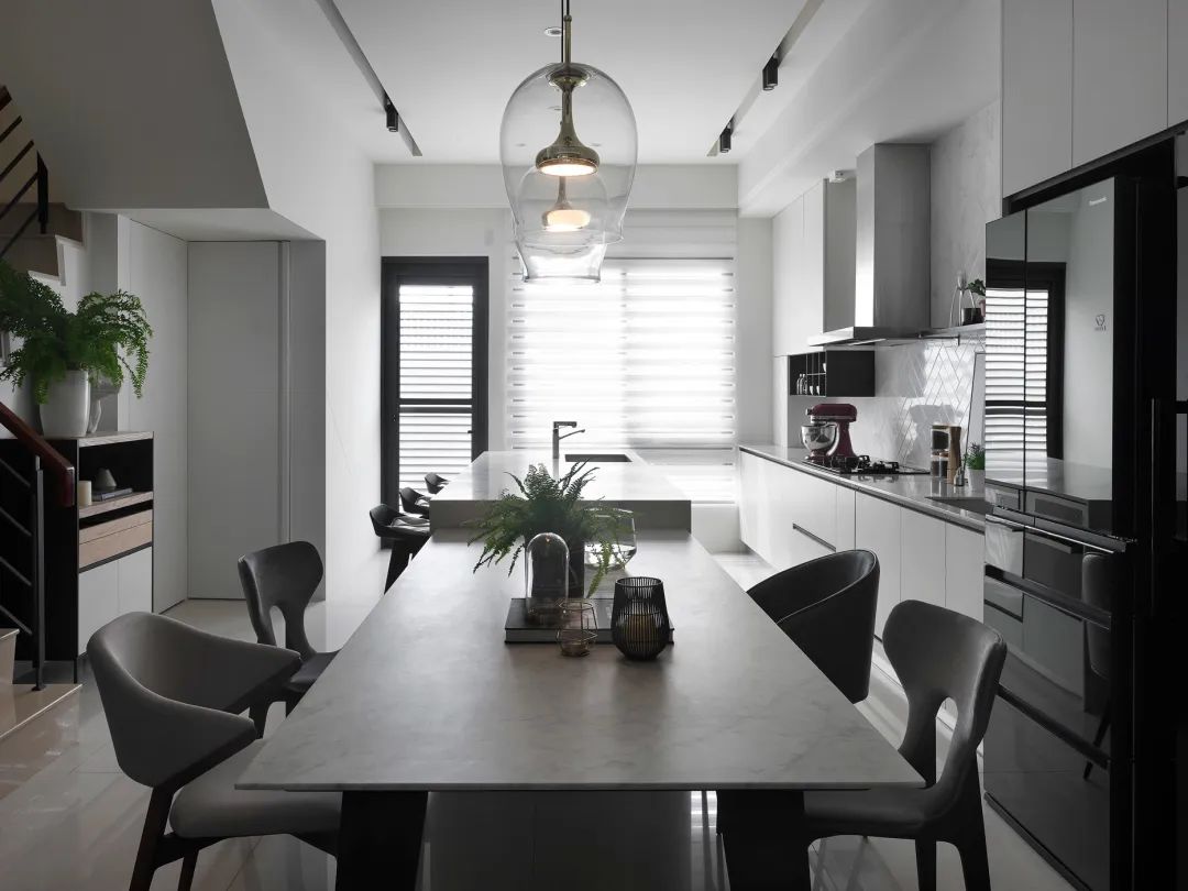 140㎡現(xiàn)代高級(jí)灰，簡(jiǎn)約優(yōu)雅，明亮溫馨