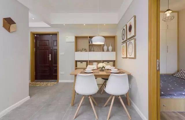 70平的日式風(fēng)格小戶型，水泥地面搭配木色墻磚，清新沉穩(wěn)惹人愛